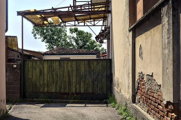 意大利乡间阳光明媚的一天 被遗弃的仓库被巷子里的大门堵塞了 — 图库照片