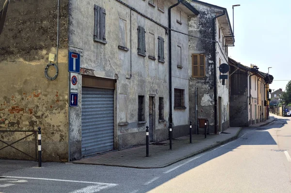 Güneşli Bir Günde Köşesinde Kapalı Bir Dükkan Olan Bir Sokak — Stok fotoğraf