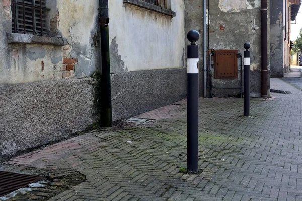 Chodník Ulici Lemované Opotřebovanou Fasádou Okny Dřevěnými Dveřmi Vesnici Italském — Stock fotografie