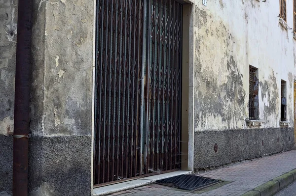 Járda Egy Utcában Amelyet Egy Kopott Homlokzat Határol Ablakokkal Fából — Stock Fotó