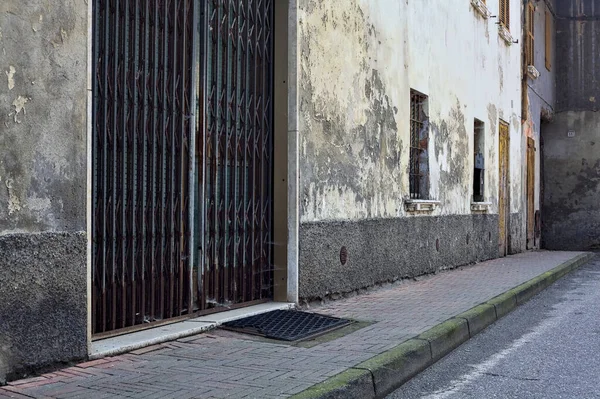 Járda Egy Utcában Amelyet Egy Kopott Homlokzat Határol Ablakokkal Fából — Stock Fotó