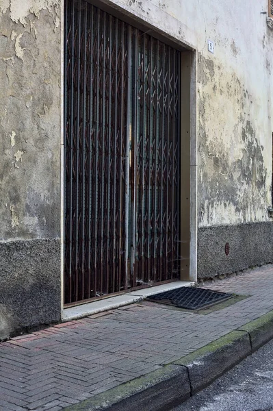 意大利农村的一个村庄 街道上的人行道上有一个破旧的带有窗户和木门的立面 — 图库照片
