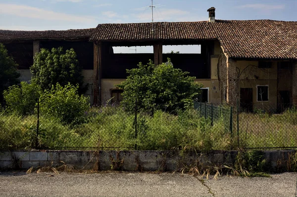 Opuszczony Dom Rustykalny Wsi Słoneczny Dzień Włoskiej Wsi — Zdjęcie stockowe
