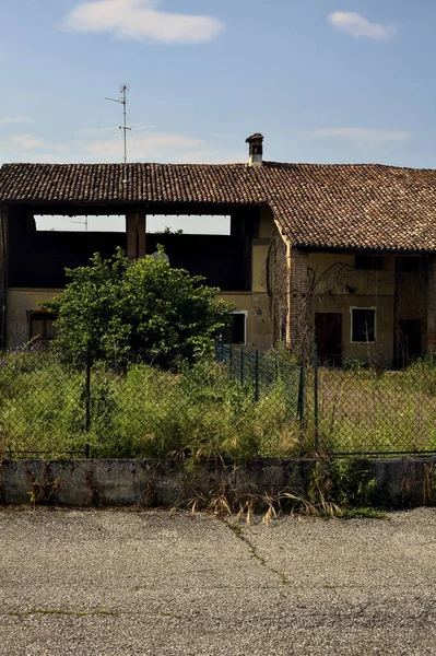 Opuszczony Dom Rustykalny Wsi Słoneczny Dzień Włoskiej Wsi — Zdjęcie stockowe