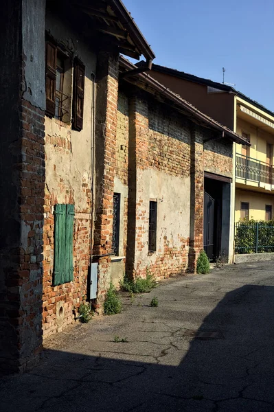 Вулиця Селі Старими Цегляними Будинками Сонячний День Італійській Сільській Місцевості — стокове фото