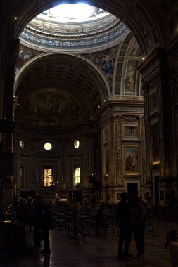 San Andrea kilisesinin merkez nehri. Etrafta insanlar dolaşıyor.