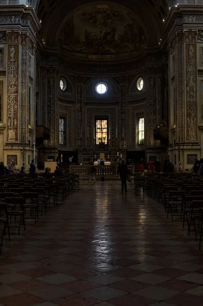 圣安德烈亚教堂的中央中殿 周围都是人 — 图库照片