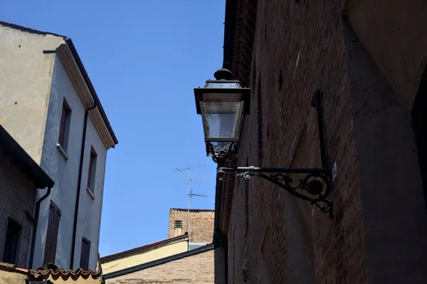 Pouliční Lampa Fasádě Uličce Dne Jasnou Oblohou Jako Pozadím — Stock fotografie