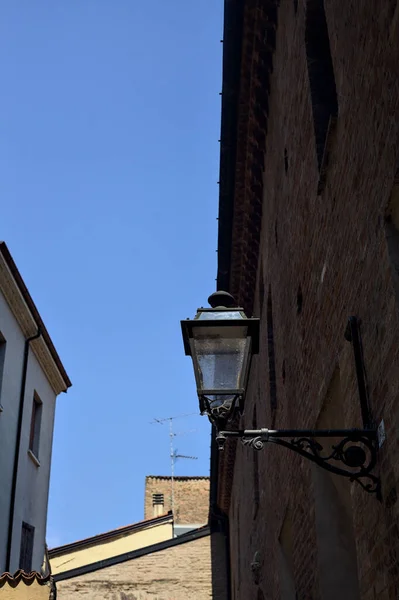 Straatlamp Een Gevel Een Steegje Overdag Met Een Heldere Hemel — Stockfoto