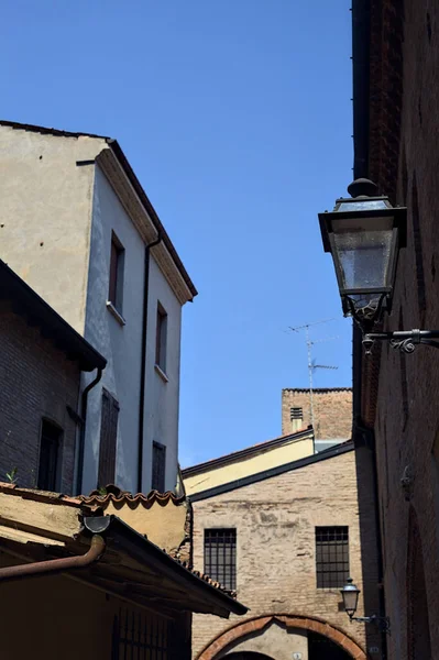 Pouliční Lampa Fasádě Uličce Dne Jasnou Oblohou Jako Pozadím — Stock fotografie