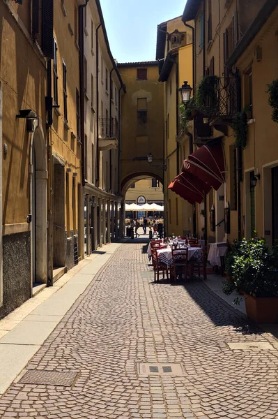 Ulička Částečně Stínu Stoly Židlemi Restaurace Slunečného Dne Italském Městě — Stock fotografie