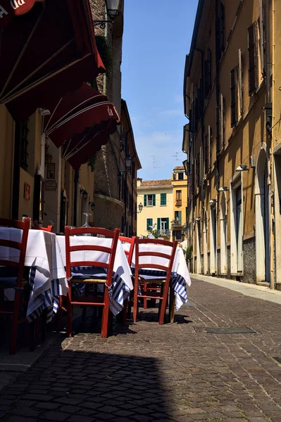 Ulička Částečně Stínu Stoly Židlemi Restaurace Slunečného Dne Italském Městě — Stock fotografie