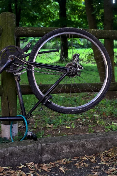 Bicicleta Rota Apoyada Una Valla Madera Parque Atardecer — Foto de Stock