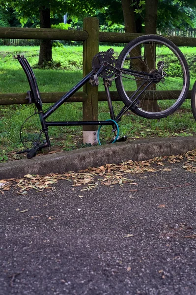 Сломанный Велосипед Опирающийся Деревянный Забор Парке Закате — стоковое фото