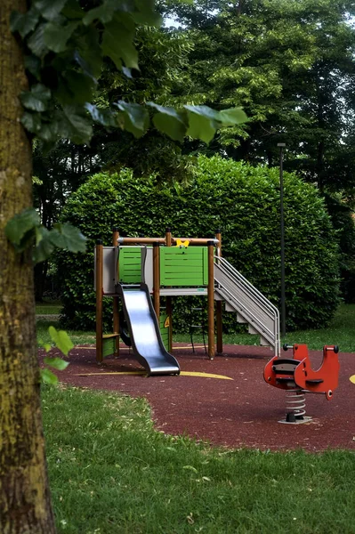 Пустая Детская Площадка Парке Итальянского Города Закате — стоковое фото