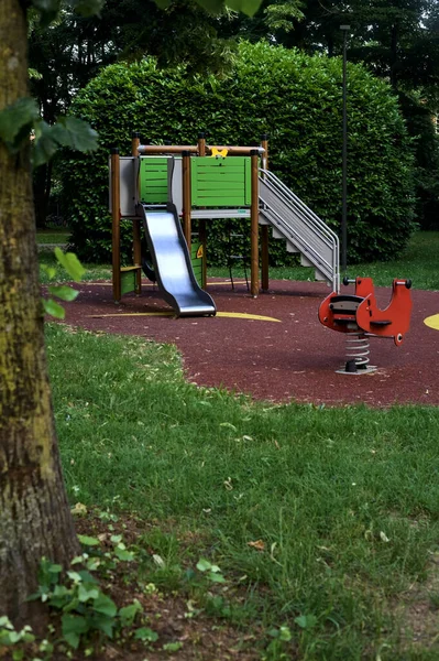 Lege Speeltuin Een Park Van Een Italiaanse Stad Bij Zonsondergang — Stockfoto