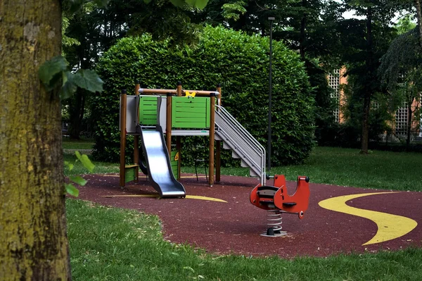 Lege Speeltuin Een Park Van Een Italiaanse Stad Bij Zonsondergang — Stockfoto