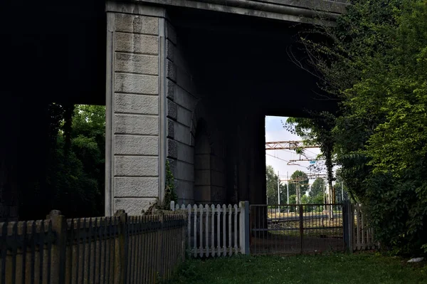 Железнодорожная Трасса Парке Который Проходит Бетонным Мостом Итальянском Городе Закате — стоковое фото