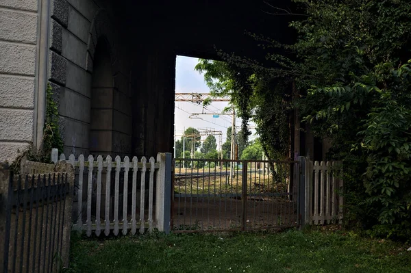 Tor Kolejowy Parku Który Przechodzi Pod Betonowym Mostem Włoskim Miasteczku — Zdjęcie stockowe