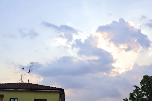 구름낀 하늘을 배경으로 건물의 — 스톡 사진