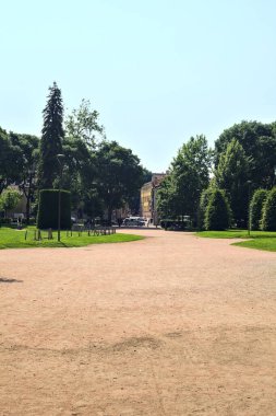 Güneşli bir günde bir İtalyan kasabasının parkında patikalar