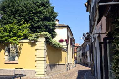 Güneşli bir günde İtalyan kasabasında kaldırımlı ve boş bir cadde