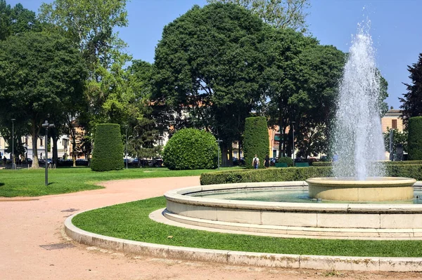 Fontanna Placu Parku Włoskim Miasteczku Słoneczny Dzień — Zdjęcie stockowe
