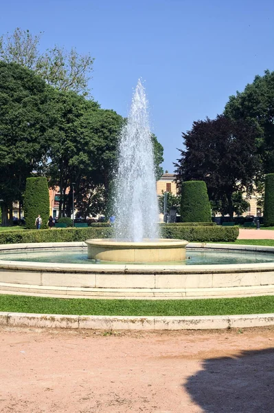 在一个阳光灿烂的日子里 在意大利小镇的公园广场上的喷泉 — 图库照片