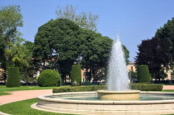 Fonte Praça Parque Uma Cidade Italiana Dia Ensolarado — Fotografia de Stock