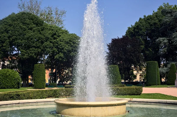 Fonte Praça Parque Uma Cidade Italiana Dia Ensolarado — Fotografia de Stock