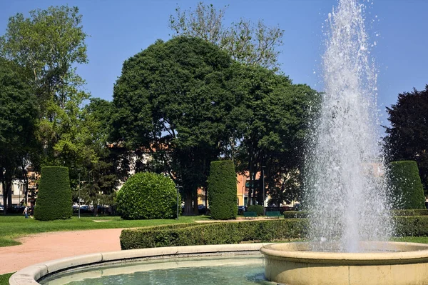 在一个阳光灿烂的日子里 在意大利小镇的公园广场上的喷泉 — 图库照片
