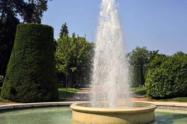 晴れた日にイタリアの町の公園の広場に噴水 — ストック写真