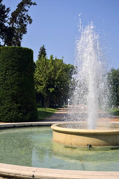晴れた日にイタリアの町の公園の広場に噴水 — ストック写真
