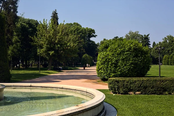 Fontanna Placu Parku Włoskim Miasteczku Słoneczny Dzień — Zdjęcie stockowe