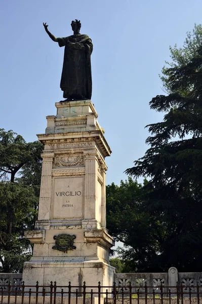 Denkmal Für Publio Virgilio Marone Einem Park Einem Sonnigen Tag — Stockfoto