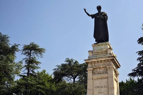 Monument Gewijd Aan Publio Virgilio Marone Een Park Een Zonnige — Stockfoto