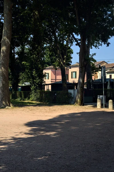 阳光明媚的一天 意大利小镇上一个白杨树环绕的公园的入口 — 图库照片