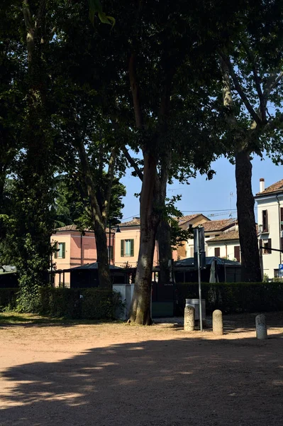 Ingang Van Een Park Omzoomd Door Populieren Een Italiaanse Stad — Stockfoto