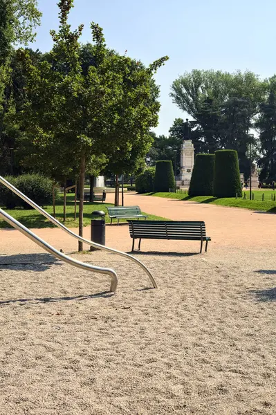 Пустая Скамейка Края Детской Площадки Парке Солнечный День — стоковое фото