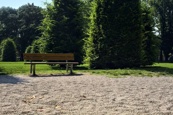 Panchina Vuota Sul Bordo Parco Giochi Parco Una Giornata Sole — Foto Stock