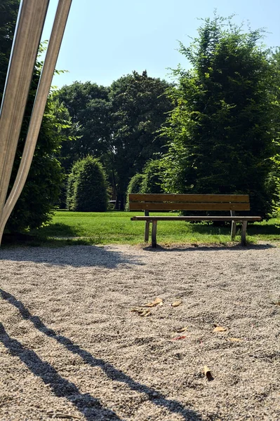 Panchina Vuota Sul Bordo Parco Giochi Parco Una Giornata Sole — Foto Stock