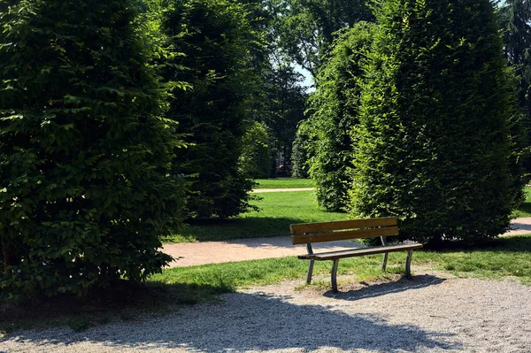 阳光灿烂的日子 公园里操场边的一条空长椅 — 图库照片
