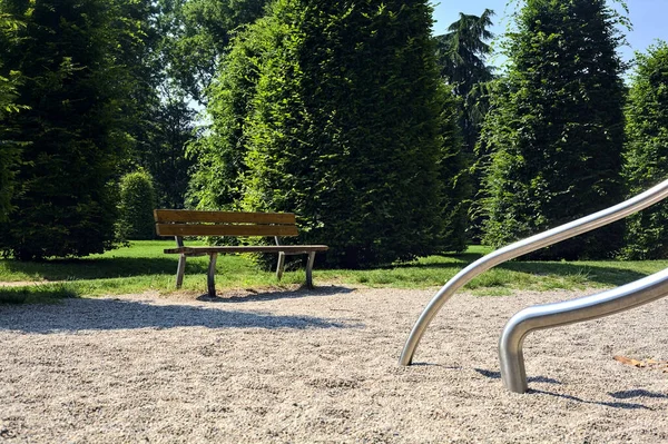 Пустая Скамейка Края Детской Площадки Парке Солнечный День — стоковое фото