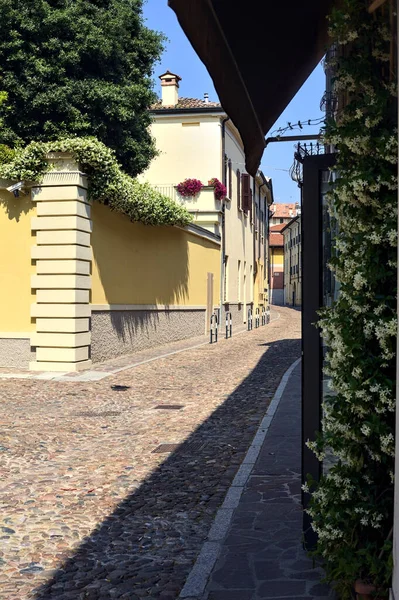 Dlážděná Prázdná Ulice Italském Městě Slunečného Dne — Stock fotografie