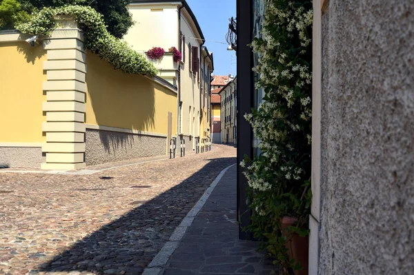 Güneşli bir günde İtalyan kasabasında kaldırımlı ve boş bir cadde
