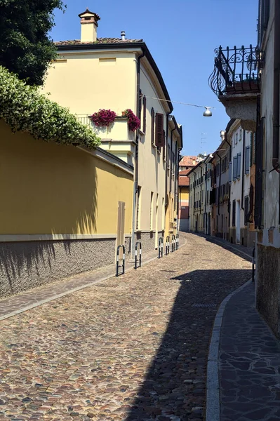 晴れた日にイタリアの町の石畳と空の通り — ストック写真