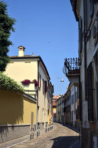 Strada Acciottolata Vuota Una Città Italiana Una Giornata Sole — Foto Stock