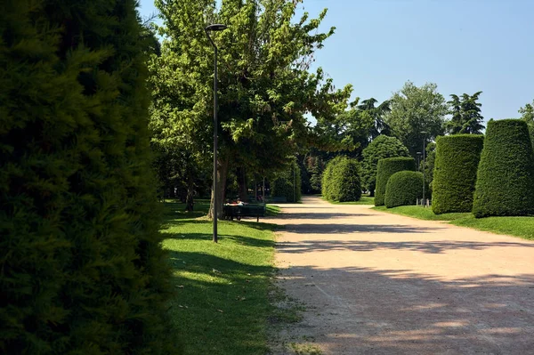 晴れた日にイタリアの町の公園内のパス — ストック写真