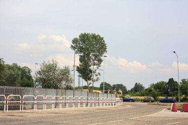 Güneşli bir günde yolun kenarında arabalarla bir tarlaya giden bir kır yolunda kavşak.