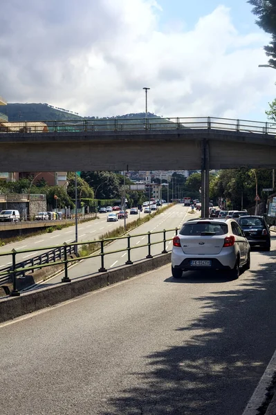 Förhöjda Vägar Motorväg Med Skywalk Och Bilar Passerar Italiensk Stad — Stockfoto